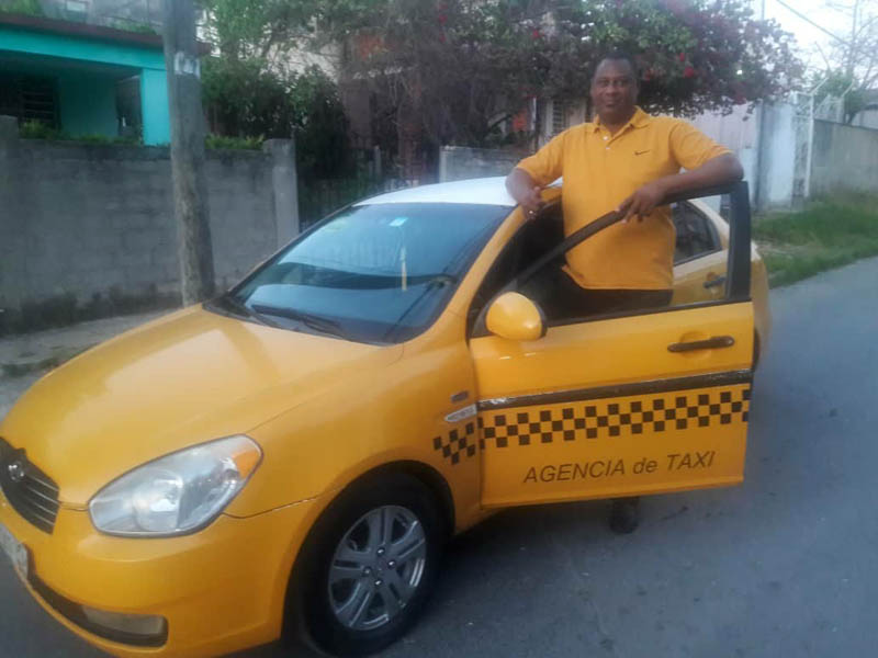 Taxi en Cuba - carro moderno - Maxicuba